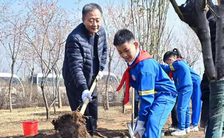 自治区党政军领导同志参加义务植树...